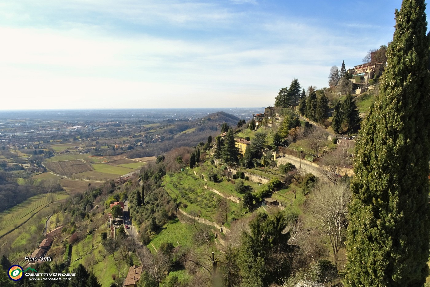 40 Vista panoramica sulla conca di Astino e verso la pianura.JPG